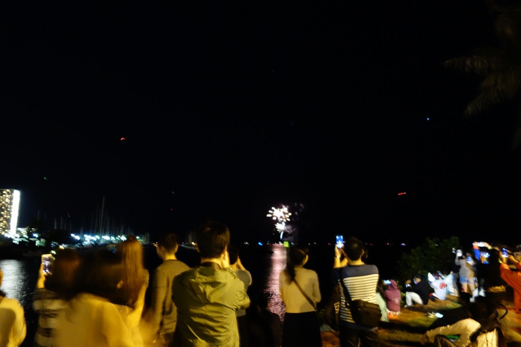 ハワイ年越し花火の様子（アラモアナビーチ）