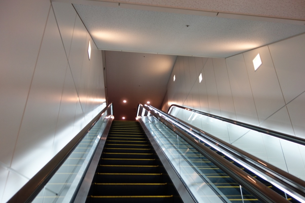 羽田空港国際線（第3ターミナル）3階から4階へ向かうエスカレーター