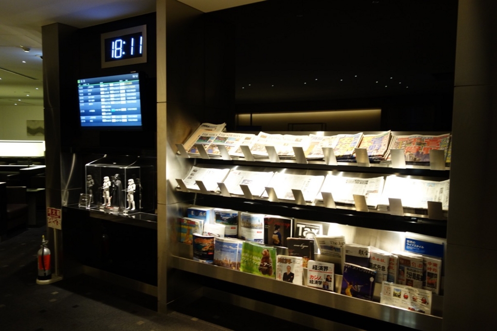 羽田空港国際線（第3ターミナル）ANAラウンジの新聞＆雑誌スタンド