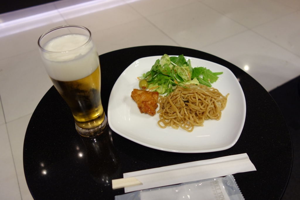 国際線ANAラウンジでの実食（サラダと焼きそば）