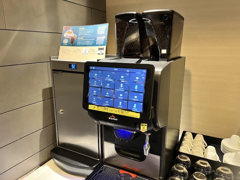 国際線ANAラウンジのドリンクカウンター（コーヒーメーカー）