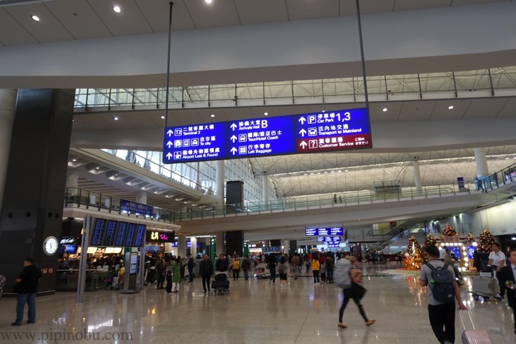 香港国際空港からエアポート・エクスプレスへの移動方法1