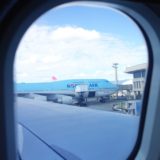 大韓航空 KE002便の搭乗記！エコノミーの座席と機内食、映画の様子をレポート！＜ハワイ旅行記＞
