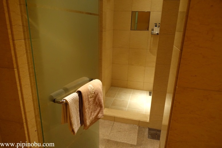 ザ・リッツ・カールトン東京のプールとジム、温浴施設：ロッカールーム（シャワー1）