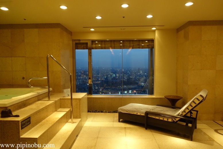 ザ・リッツ・カールトン東京の温浴施設：チェアと眺望