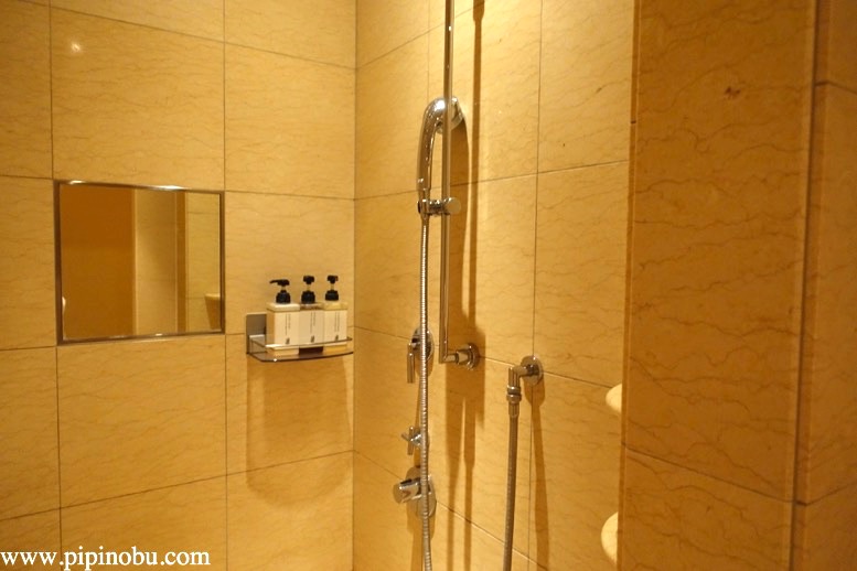 ザ・リッツ・カールトン東京のプールとジム、温浴施設：ロッカールーム（シャワー2）