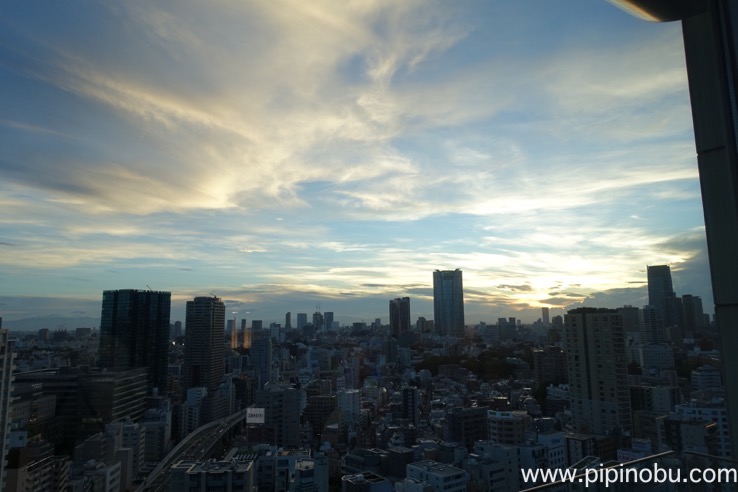 クラブラウンジのカクテルタイム：眺望（夕景）