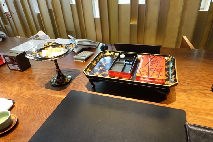 翠嵐ラグジュアリーコレクションホテル京都のチェクイン：和菓子と硯箱