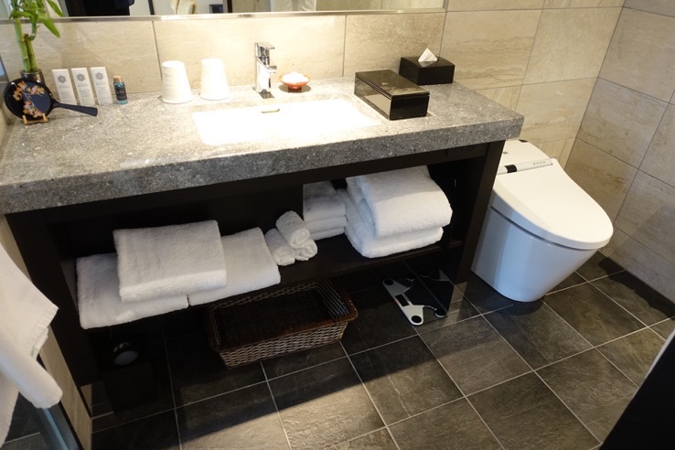 翠嵐ラグジュアリーコレクションホテル京都の客室（柚葉）：バスルーム（洗面台とトイレ）