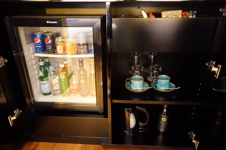 翠嵐ラグジュアリーコレクションホテル京都の客室（柚葉）：ミニバー（冷蔵庫とカップ、グラス）