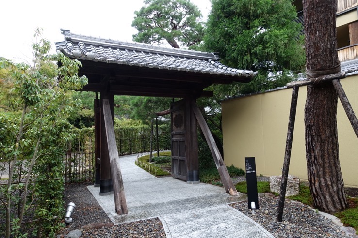 翠嵐ラグジュアリーコレクションホテル京都の外観：宿泊棟へのアプローチ（2）