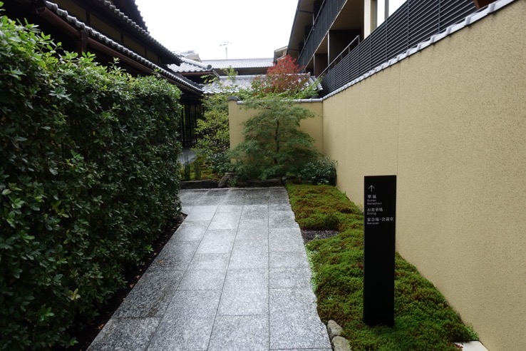 翠嵐ラグジュアリーコレクションホテル京都の外観：宿泊棟へのアプローチ（3）