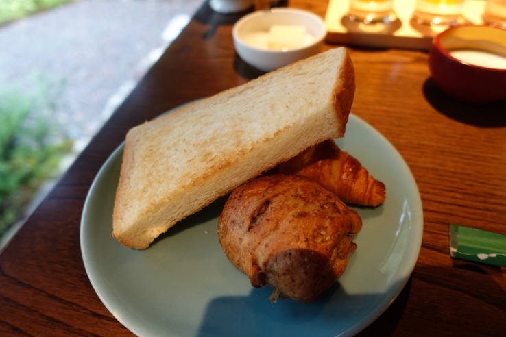 翠嵐 ラグジュアリーコレクションホテル京都の朝食：洋食（パンの盛り合わせ）