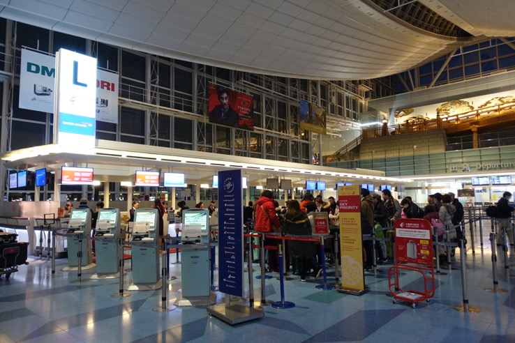 国際線の空港のチェックインカウンター