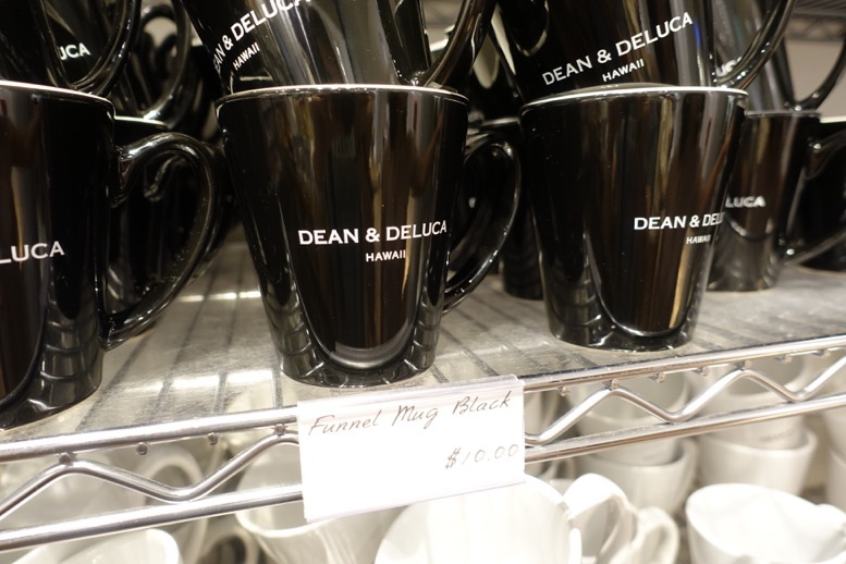 DEAN&DELUCA（ディーンアンドデルーカ）ハワイ ロイヤルハワイアン店の店内（マグカップ2）