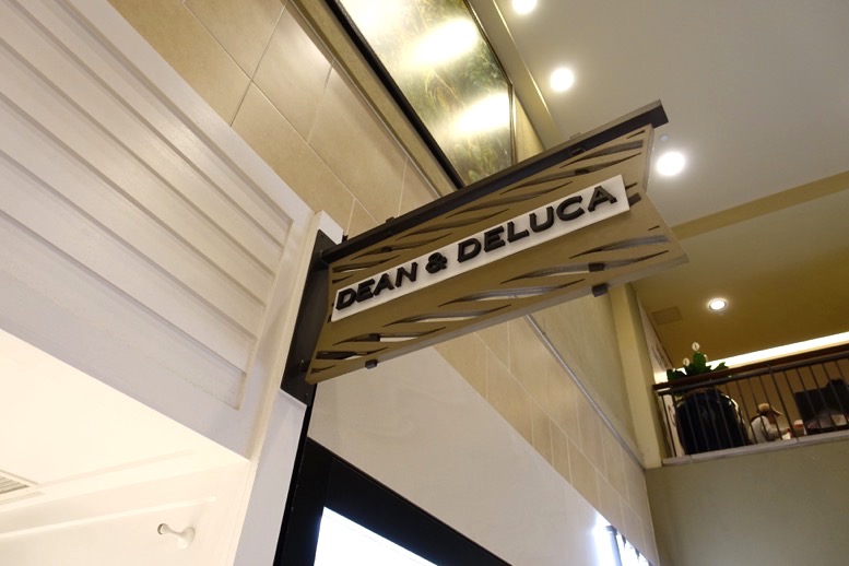 DEAN&DELUCA（ディーンアンドデルーカ）の看板