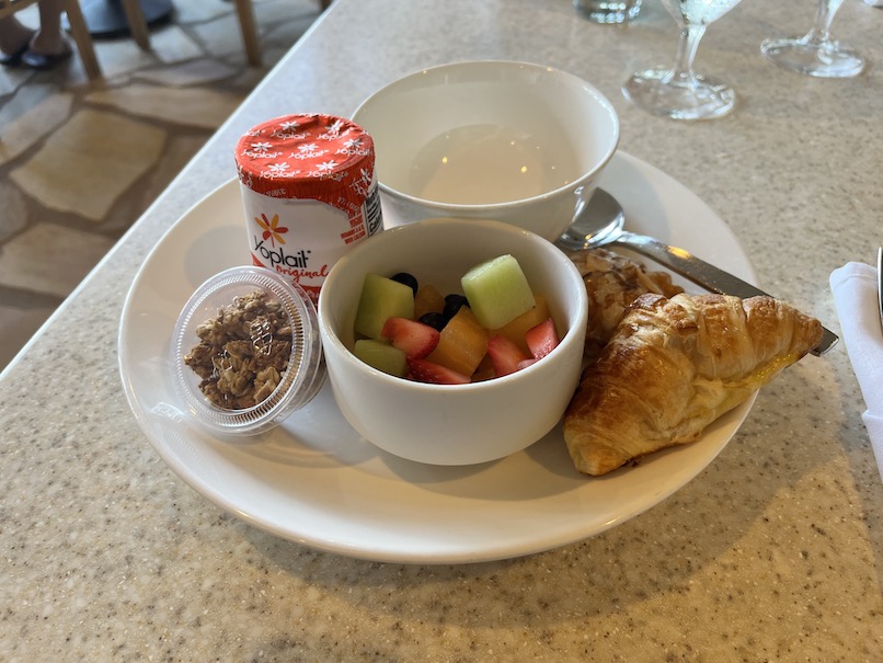 サーフラナイのコンチネンタル朝食：フルーツとパン、シリアル、ヨーグルト