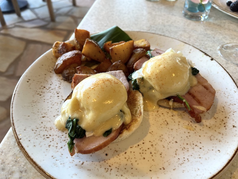 サーフラナイのコンチネンタル朝食：クラシックエッグベネディクト