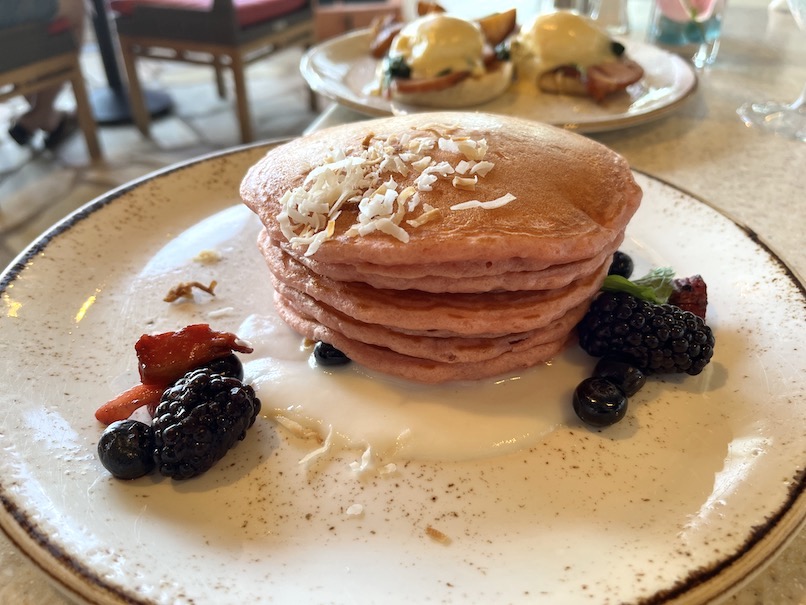 サーフラナイのコンチネンタル朝食：ピンクパレスパンケーキ