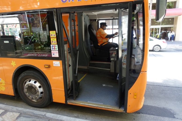 ワイキキトロリーの「ピンクライン」のバス（乗車口）