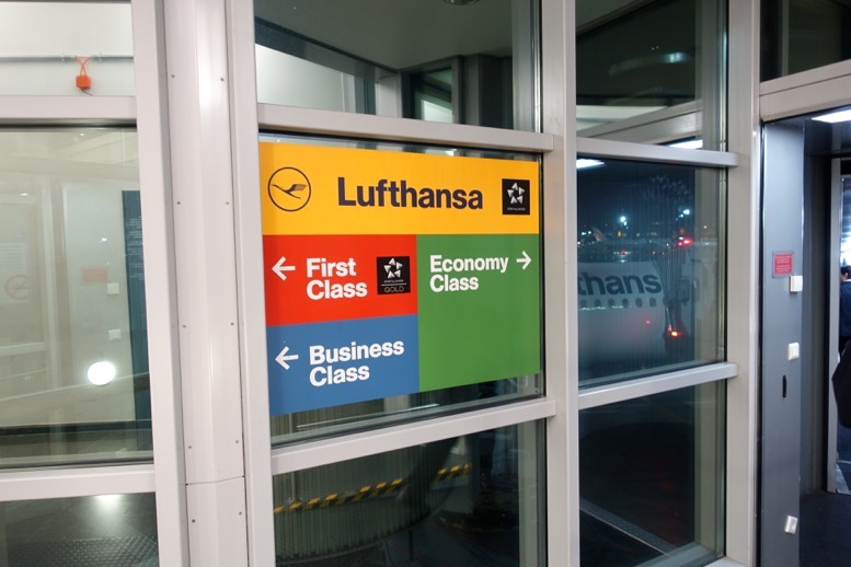 ルフトハンザ航空 Lh242便 搭乗レポート ヨーロッパ国内 フランクフルト ローマ ビジネスクラスの座席と機内食は 陸マイラー ピピノブのanaのマイルで旅ブログ