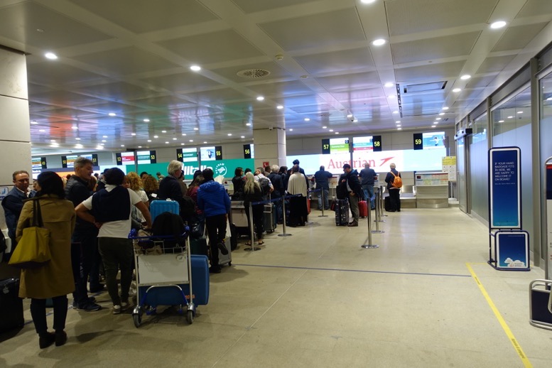 マルコポーロ空港のオーストリア航空のカウンター1