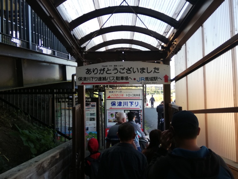 トロッコ亀岡駅からJR馬堀駅への移動：トロッコ亀岡駅の出口