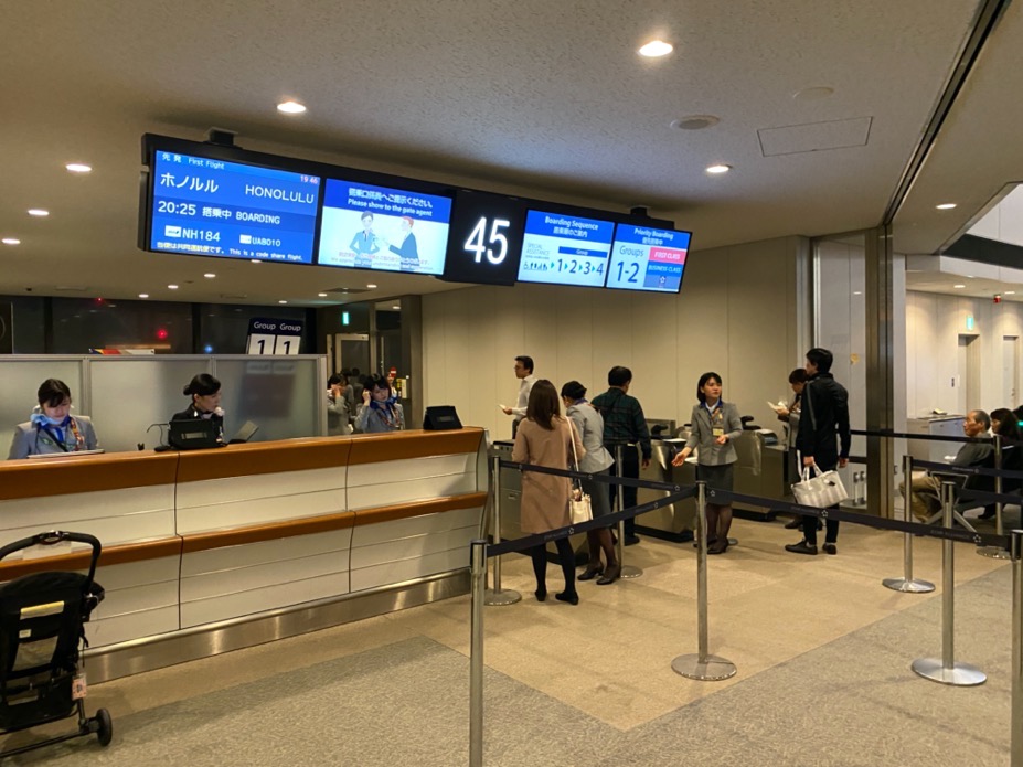 成田空港「搭乗ゲート（45番）」