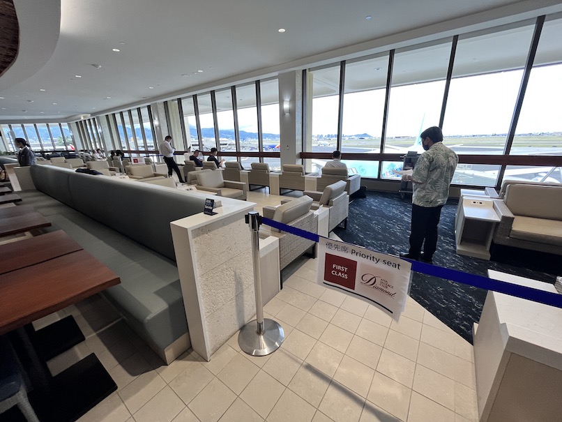 ANAラウンジの窓側の一角が「ファーストクラス」および「ダイヤモンドメンバー」向けの優先席（Priority Seat）として確保