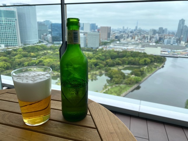 「メズム東京」のミニバー（テラスでビール）