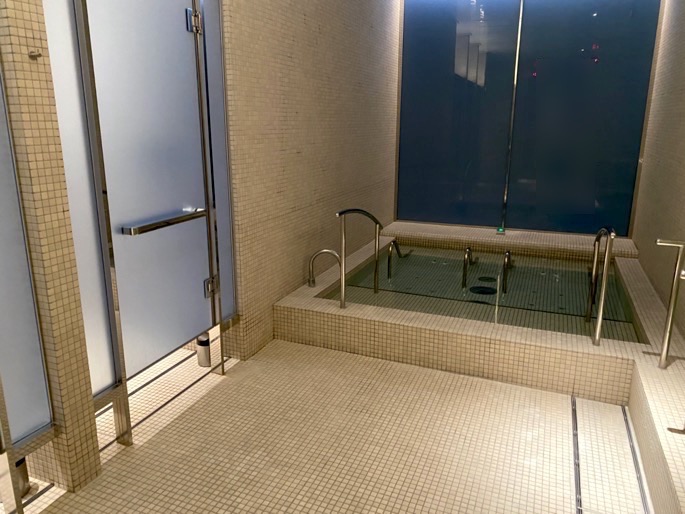 パレスホテル東京「エビアンスパ」：温浴施設（寝湯）