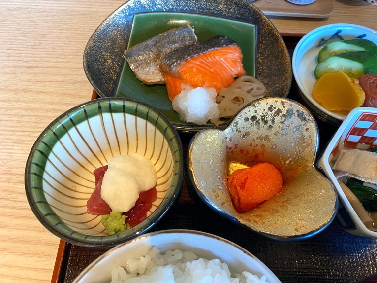 クラブラウンジ「朝食」：フード’（焼き魚、マグロの山かけ）