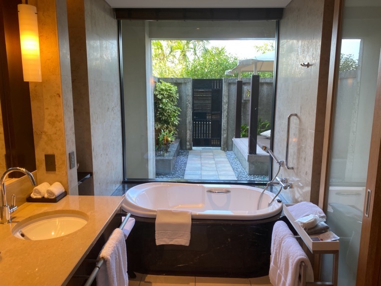 ザ・リッツ・カールトン沖縄の客室（カバナルーム）：バスルーム