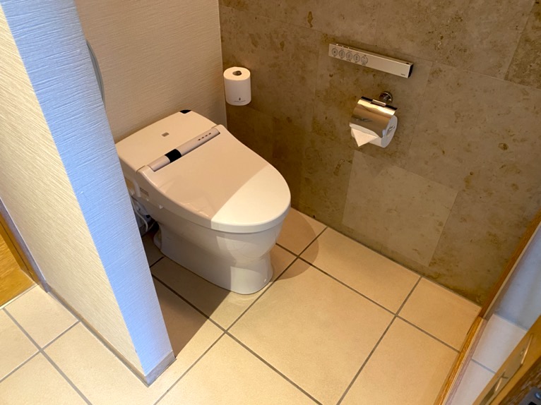 ザ・リッツ・カールトン沖縄の客室（カバナルーム）：トイレ