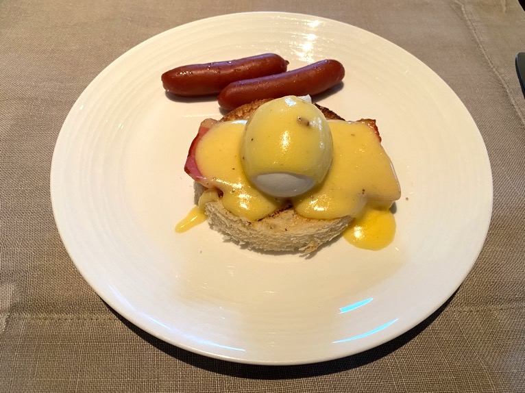 ザ・リッツ・カールトン沖縄の朝食：エッグベネディクト