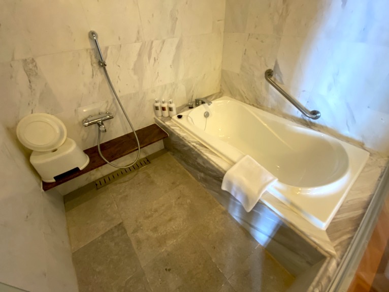 オキナワ マリオット リゾート＆スパ「客室」：浴槽