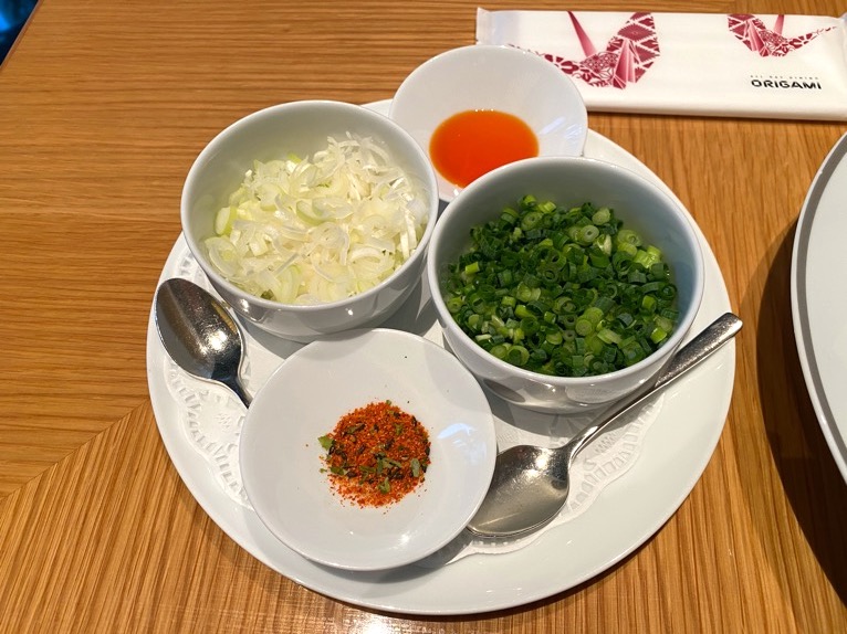 レストラン「オリガミ （ORIGAMI）」：パーコー麺（薬味）