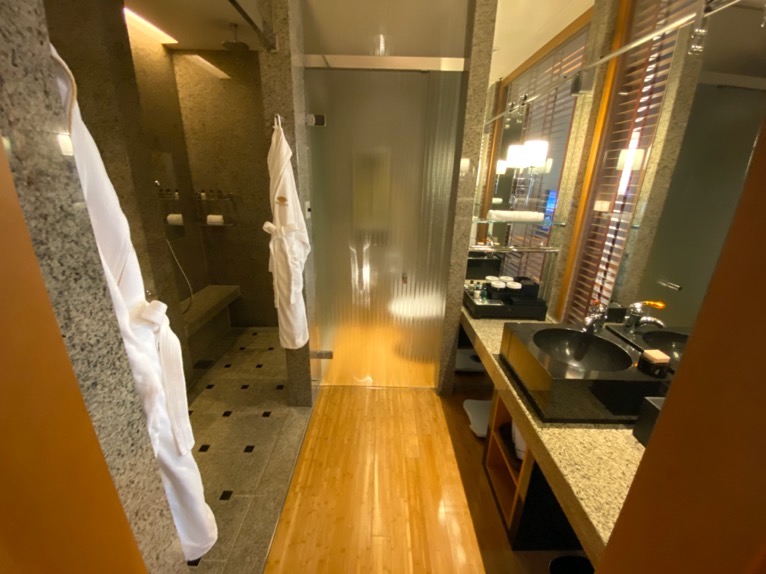 マンダリンオリエンタル東京「客室」：バスルーム（全体像）