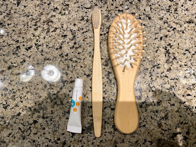 マンダリンオリエンタル東京「客室」：歯ブラシ、ブラシ（木製）
