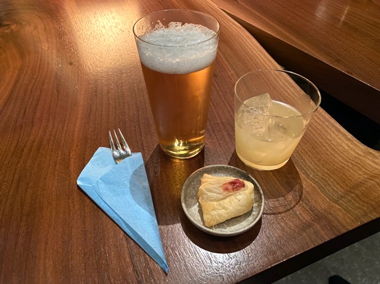 アンダーズ東京「宿泊者専用ラウンジ」：ドリンク＆フード1（イブニングタイム）