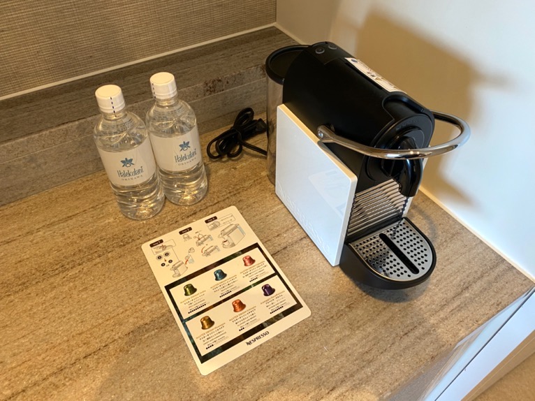 ハレクラニ沖縄「ミニバー」：水、コーヒーメーカー