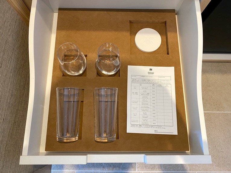 ハレクラニ沖縄「ミニバー」：グラス、料金表