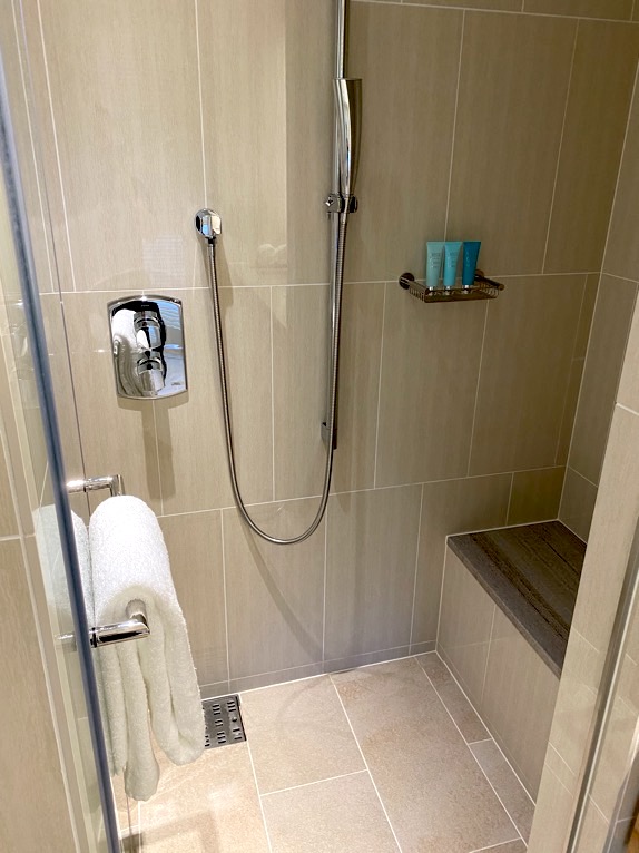 ハレクラニ沖縄「バスルーム」：シャワーブース