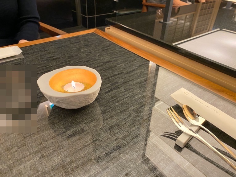 ザ・キャピトルホテル東急「クラブラウンジ」：テーブル