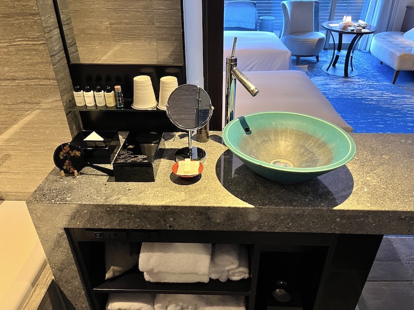 翠嵐ラグジュアリーコレクションホテル京都の客室（月の音）：バスルーム（洗面台）
