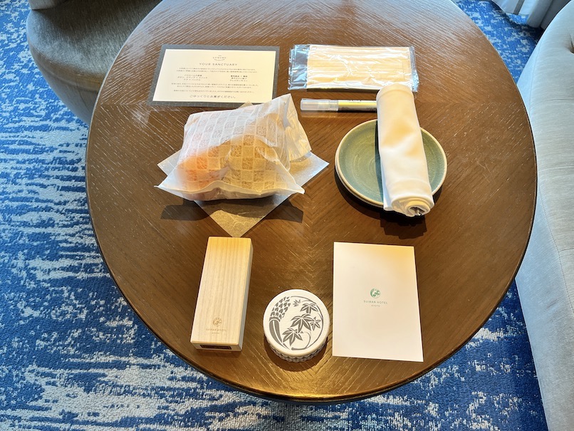 翠嵐ラグジュアリーコレクションホテル京都の客室（月の音）：ウェルカムギフト（全体像）