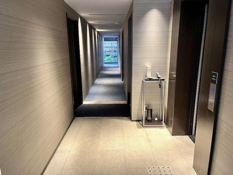 翠嵐ラグジュアリーコレクションホテル京都の客室（月の音）：内廊下