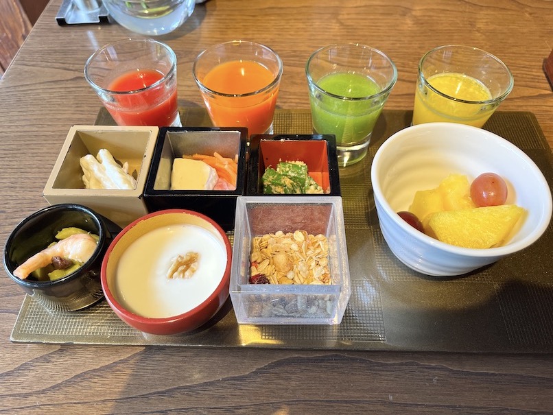翠嵐 ラグジュアリーコレクションホテル京都の朝食：ジュースと前菜のセット