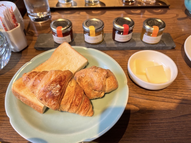 翠嵐 ラグジュアリーコレクションホテル京都の朝食：洋食（パンの盛り合わせとジャム、バター）