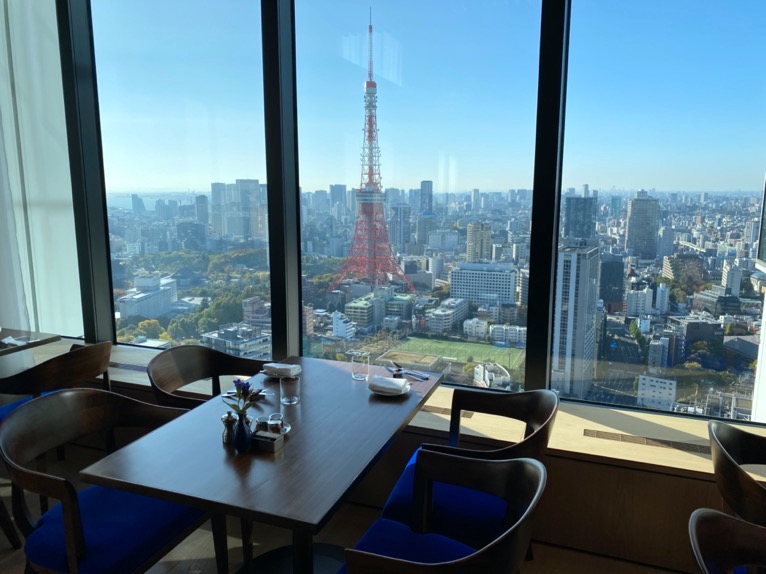 東京エディション虎ノ門「朝食」：テーブル＆チェア2